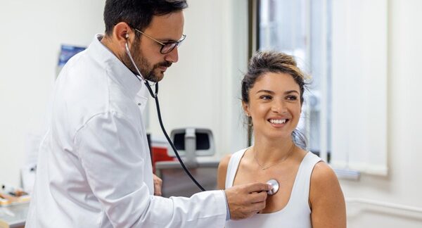 Cardiólogos - Paciente mujer en una consulta de cardiología con uno de los mejores cardiólogos en Barcelona