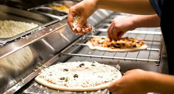 Pizzerías - Chef preparando la pizza italiana en una de las mejores pizzerías en Barcelona