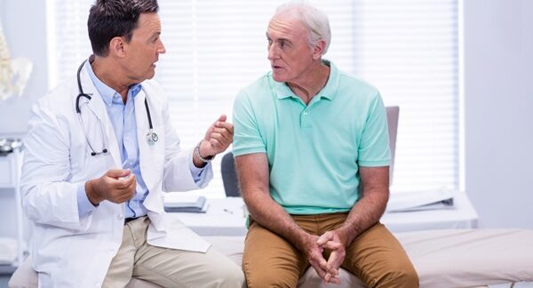 Clínicas de andrología - Hombre en consulta de salud sexual masculina con un andrólogo en una de las mejores clínicas de andrología en Barcelona