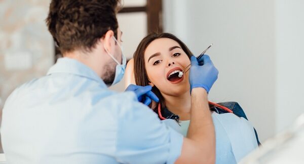 Dentistas - Mujer en consulta de odontología en la clínica dental con uno de los mejores dentistas en Barcelona