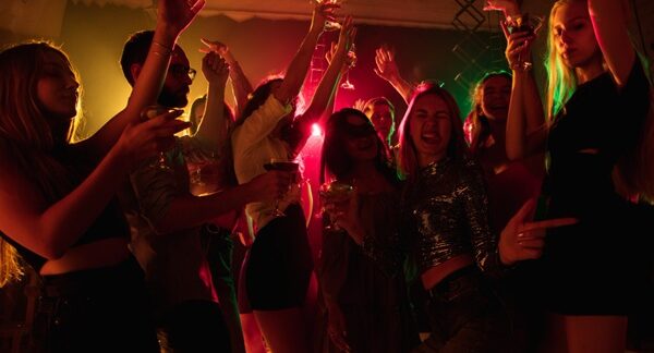 Discotecas - Personas bailando en clubes nocturnos de una de las mejores discotecas en Barcelona