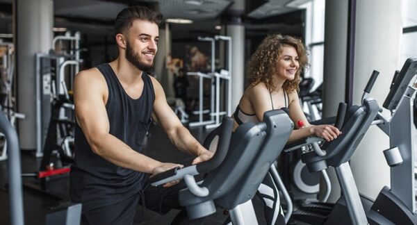 Gimnasios - Hombre y mujer haciendo ejercicios con un rutina fitness en uno de los mejores gimnasios en Barcelona