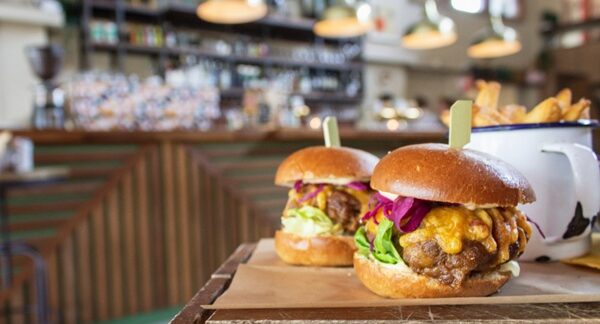 Hamburgueserías - Hamburguesas de pollo en la mesa de una de las mejores hamburgueserías en Barcelona