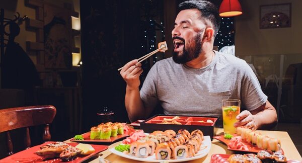 Mejores restaurantes japoneses - Hombre en un restaurante comida japonesa comiendo sushi de los mejores restaurantes japoneses en Barcelona