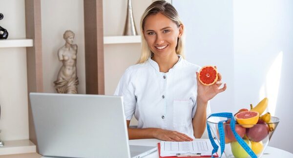 Nutricionistas - Dietista realizando una consulta de nutricionista on line con los mejores nutricionistas en Barcelona