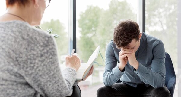 Psiquiatras - Hombre en consulta de psiquiatra privado con uno de los mejores psiquiatras en Barcelona