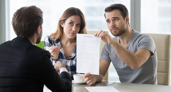 Abogados de divorcio - Abogado reconocido como uno de los mejores abogados de divorcio en Barcelona atendiendo la separación de una pareja que quiere divorciarse
