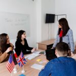 Academias de inglés - Estudiantes de idiomas en clases para aprender inglés en una de las mejores academias de inglés en Barcelona