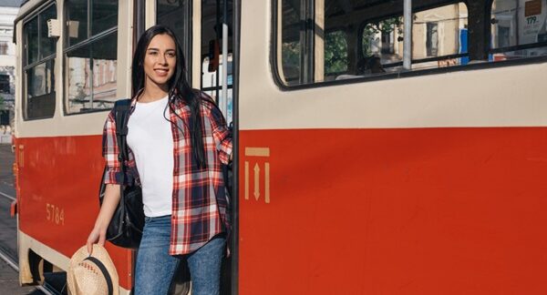 Autobús turístico - Mujer usando un trasporte turístico para hacer turismo en la ciudad en uno de los mejores autobús turístico de Barcelona