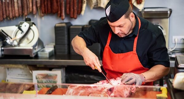 Carnicerías - Carnicero preparando un corte para la venta de carne en una de las mejores carnicerías en Barcelona