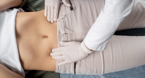 Cirujanos abdominales - Médico abdominal reconocido como uno de los mejores cirujanos abdominales de Barcelona evaluando a una mujer con enfermedades abdominales