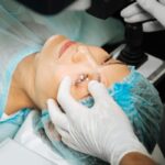 Cirujanos de blefaroplastia - Uno de los mejores cirujanos de blefaroplastia en Barcelona realizando una cirugía para corregir los párpados caídos en una mujer