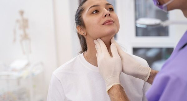 Cirujanos de tiroides - Mujer en revisión médica para evaluar problemas de hipotiroidismo o hipertiroidismo con uno de los mejores cirujanos de tiroides en Barcelona