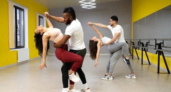 Escuelas de danza - Jóvenes en clases de danza de la academia de baile reconocida como una de las mejores escuelas de danza en Barcelona