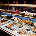 Pastelerías - Exhibidor de pastelería con diferentes pasteles y postres en una de las mejores pastelerías en Barcelona