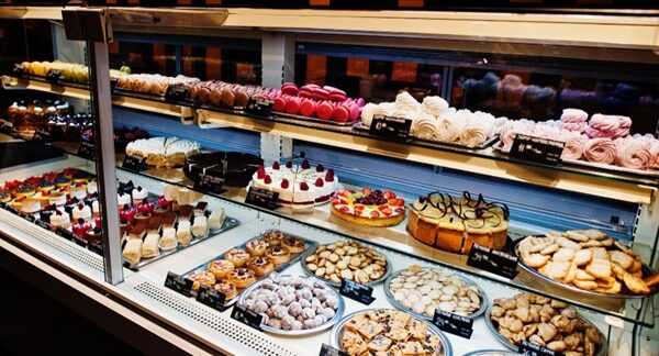 Pastelerías - Exhibidor de pastelería con diferentes pasteles y postres en una de las mejores pastelerías en Barcelona