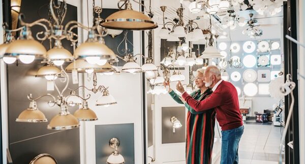 Tiendas de iluminación - Hombre y mujer observando lámparas y bombillas de tiendas de lámparas en una de las mejores tiendas de iluminación en Barcelona