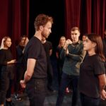 Agencias de actores - Personas realizando un casting de actores para ser actor o actriz profesional en una de las mejores agencias de actores de Barcelona