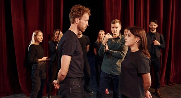 Agencias de actores - Personas realizando un casting de actores para ser actor o actriz profesional en una de las mejores agencias de actores de Barcelona