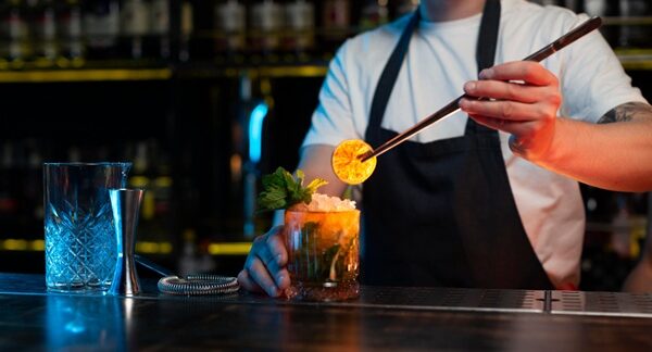 Bares de cocktail - Experto en coctelería preparando un trago de bar de coctails en uno de los mejores bares de cocktail de Barcelona
