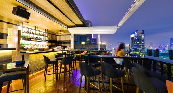 Bares en azoteas - Vista de uno de los bares mejor valorados y bares bonitos reconocido entre los mejores bares en azoteas de Barcelona