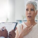 Centros de menopausia - Mujer en edad de la menopausia visitando uno de los mejores centros de menopausia de Barcelona para tratar los síntomas de la menopausia