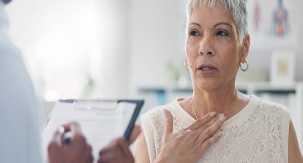 Centros de menopausia - Mujer en edad de la menopausia visitando uno de los mejores centros de menopausia de Barcelona para tratar los síntomas de la menopausia