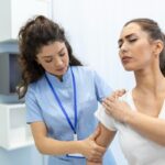 Centros de ozonoterapia - Médico realizando un tratamiento para el dolor a una mujer con terapia de ozono en uno de los mejores centros de ozonoterapia de Barcelona
