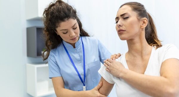 Centros de ozonoterapia - Médico realizando un tratamiento para el dolor a una mujer con terapia de ozono en uno de los mejores centros de ozonoterapia de Barcelona