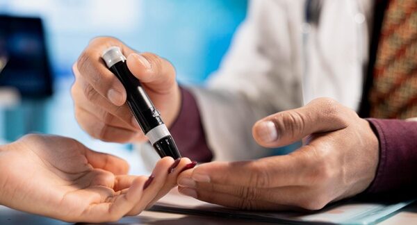 Diabetes - Médico evaluando a un paciente diabético el azúcar en sangre para tratar la enfermedad del azúcar en uno de los mejores centros de diabetes de Barcelona
