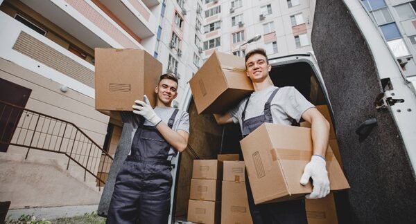 Empresas de mudanza - Transporte de mudanza realizando un servicio mudanza con personal cualificado reconocida como una de las mejores empresas de mudanza en Barcelona