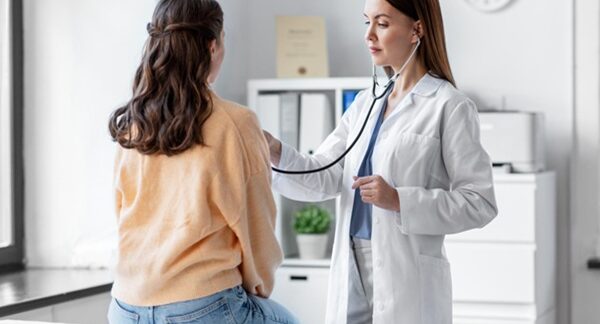 Linfólogos - Médico experto en linfología considerado como uno de los mejores linfólogos de Barcelona evaluando a una mujer con problemas del sistema linfático