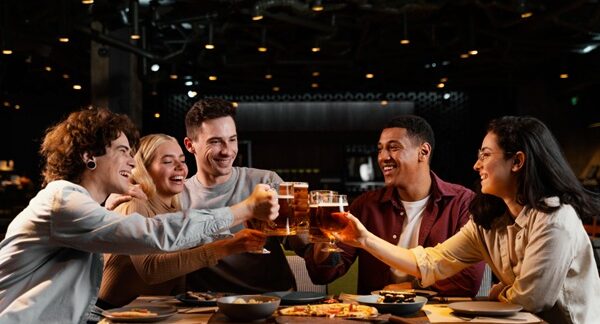 Mejores pub - Personas en un bar bebiendo copas de cerveza en uno de los mejores pub de Barcelona