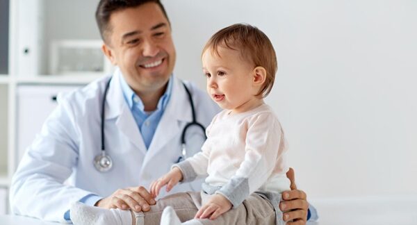 Pediatras - Pediatra reconocido como uno de los mejores pediatras de Barcelona, realizando revisiones pediátricas