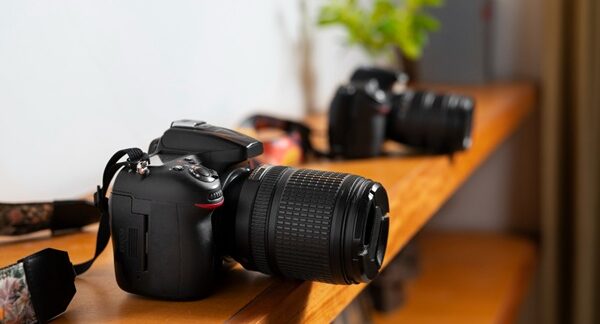 Tiendas de fotografía - Exhibición de cámaras digitales para realizar fotografías profesionales en una de las mejores tiendas de fotografía de Barcelona
