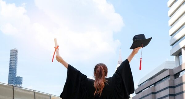 Carreras mejor pagadas - Persona recién graduada de la mejor carrera para estudiar en busca de profesiones en los trabajos mejor pagados