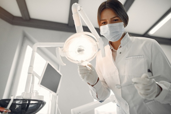 Carreras mejor pagadas - Estudiante graduado de Odontología, una de las mejores carreras mejor pagadas en Barcelona