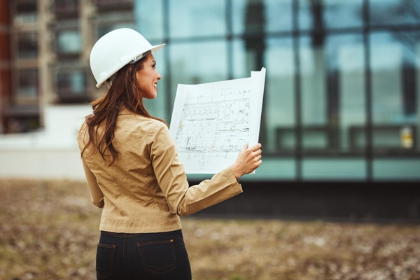 Carreras mejor pagadas - Estudiante graduado de Ingeniería Civil, una de las mejores carreras mejor pagadas en Barcelona