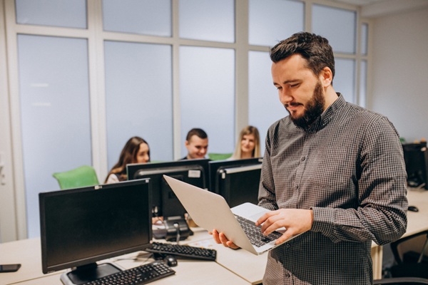 Carreras mejor pagadas - Estudiante graduado de Informática, una de las mejores carreras mejor pagadas en Barcelona
