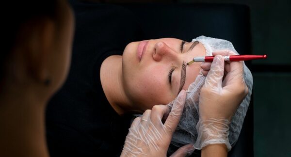 Centros de microblading - Mujer en un centro de microblading profesional reconocido como uno de los mejores centros de microblading en Barcelona realizándose un maquillaje semipermanente cejas