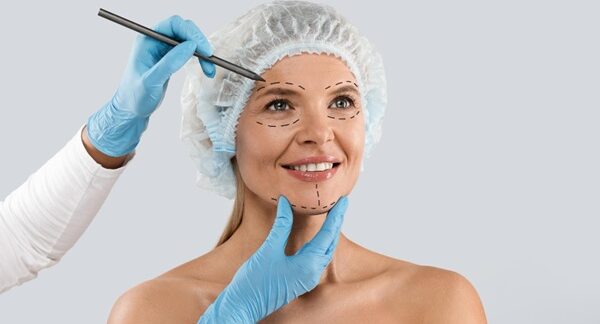Clínicas de bótox - Mujer en una de las mejores clínicas de bótox Barcelona recibiendo un tratamiento con toxina botulínica en el rostro