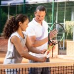 Escuelas de tenis - Instructor dando clases de tenis en el club de una de las mejores escuelas de tenis de Barcelona