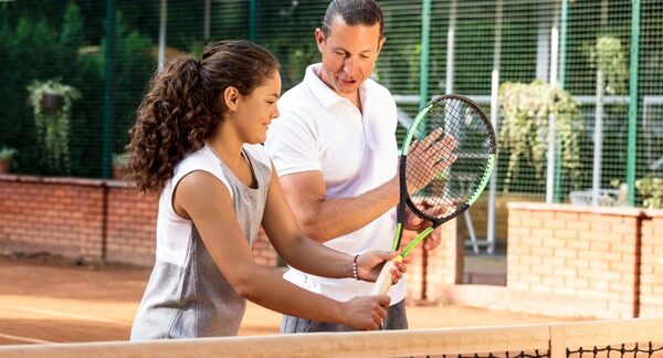 Escuelas de tenis - Instructor dando clases de tenis en el club de una de las mejores escuelas de tenis de Barcelona