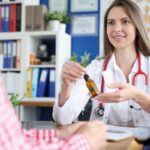 Farmacias homeopáticas - Homeópata recetando una medicina homeopática para un tratamiento de homeopatía en una de las mejores farmacias homeopáticas de Barcelona