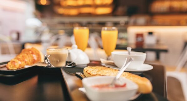 Lugares para desayunar - Presentación del desayuno en cafetería de sitios chulos para desayunar en uno de los mejores lugares para desayunar en Barcelona