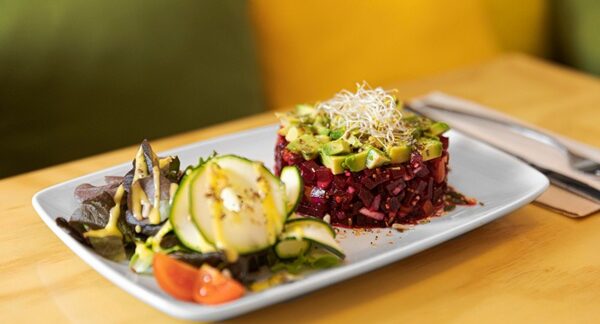 Restaurantes vegetarianos - Presentación de comida vegetariana del restaurante con menú vegano reconocido como uno de los mejores restaurantes veganos de Barcelona