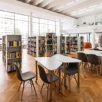 Bibliotecas - Estanterías llenas de libros en la biblioteca pública reconocida como una de las mejores bibliotecas de Barcelona