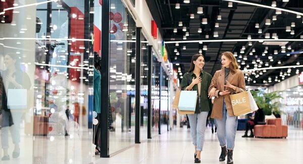 Centros comerciales - Mujeres haciendo compras en un shopping center o centro comercial Barcelona reconocido como uno de los mejores centros comerciales de Barcelona