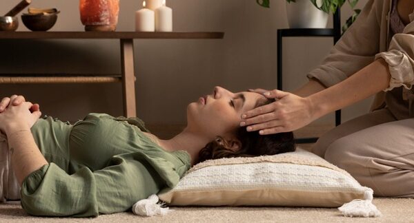 Centros de reiki - Mujer recibiendo un masaje reiki en uno de los mejores centros de Reiki en Valencia