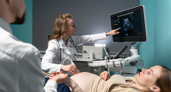 Clínicas de fertilidad - Médico especialista en inseminación artificial evaluando un embarazo por reproducción asistida en una de las mejores clínicas de fertilidad en Barcelona
